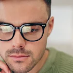 Разница между пластиковыми и стеклянными линзами